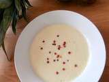 Soupe d'ananas froide au lait de coco et baies roses (Pineapple cold soup with coconut milk and red berries)