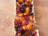 Tarte aux groseilles, cerises et abricots sur pâte sucrée aux flocons d'avoine (Pie with currants, cherries and apricots on sweet dough oatmeal)