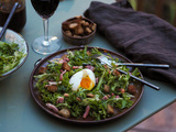 Salade lyonnaise, la frisée aux lardons