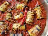 Roulés d’aubergines farcis, à la sauce tomate