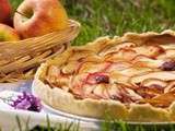 Tarte pommes, pêches décorée de cerises