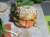 Bagels à l’avoine, garnis de saumon, fromage frais et avocat