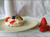 Pavlovas individuelles aux cerises, fraises et kiwis