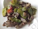 Wok de boeuf, haricots coco, tomates et champignons