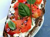 Tartine de brebis à la tomate et aux herbes du jardin