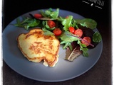 Galette de pommes de terre, fromage, salade de roquette aux tomates