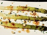 Asperges, vinaigrette au miel et à la noisette