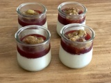 Panacotta, coulis de fraise et compotée de rhubarbe