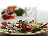 Carpaccio tomates, fraises, kiwi, avocat, copeaux parmesan, basilic et pousses d'alfafa