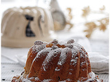 Kuglof  ou  kougelhopf , brioche alsacienne avec le moule en terre Poterie Beck