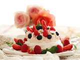 Pavlovas des mamans aux fruits rouges.....et chantilly aux biscuits roses