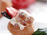 Profiteroles chantilly au chocolat blanc, fraises et feuilles de menthe cristallisées et chocolatées