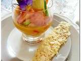 Verrine de crevettes, mangues, fraises, avocat, jus d'orange, balsamique blanc, tuile de parmesan amandes et sésame