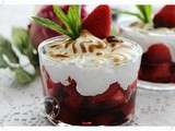 Verrine de fraises, sirop de cassis et meringue onctueuse