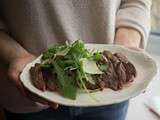 Bavette de bœuf grillé et salade de roquette, persil et parmesan