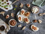 Bruschettas chèvre et chutney de rubarbe