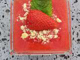 Panna Cotta vanille, coulis de fraise et crumble