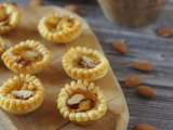 Mini tartelettes feuilletées confit d'oignon/chèvre/pommes et amandes