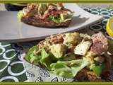 Tartine d'avocat, oeuf, bacon et salade