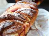 Brioche tressée à la farine épeautre et confiture de framboises