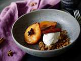 Coings fondants aux épices (cuisson au four), crumble de châtaigne et glace vanille