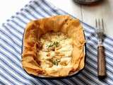 Tartelettes croustillantes au fromage de chèvre , miel , pignons et confiture d'oignons rouges