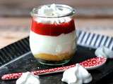 Verrine de  mousse de fromage blanc , coulis de fraises et meringues croustillantes