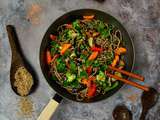 Wok de nouilles de sarrasin aux légumes