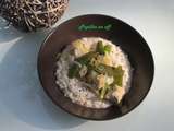 Curry vert de poulet, chou chinois et pois gourmands