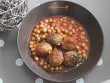 Poêlée de pois chiches aux boulettes de bœuf en sauce tomate