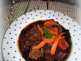 Daube + poitrine de porc en sauce, accompagnées de haricots noirs