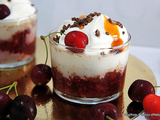 Mousse onctueuse sur un lit de cerises