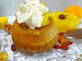 Savarin ou baba au rhum à l'ananas caramélisé, crème fouettée et baies de goji