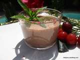 Smoothie aux fruits de saison et fruits secs avec de la poudre de feuilles de graviola corosol Bio et du lait de coco