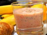 Smoothie aux fruits : fraises, bananes, pommes, pruneaux, gingembre, baies de goji et poudre de baies d'açaï