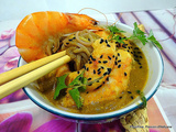 Soupe de langoustines avec des nouilles , des crevettes roses et des graines de nigelle