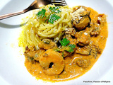 Spaghettis et cocktail de fruits de mer au pesto avec de la poudre du fruit de baobab