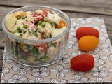 Salade de petits pois, oeufs, tomates cerises et miettes de crabes