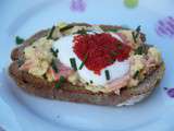 Tartines d'oeufs brouillés au saumon