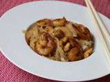 Wok de tagliatelles de riz, poulet et crevettes