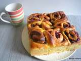 Brioche fourrée à la confiture de framboises et framboises fraîches