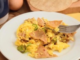 Migas con huevo - Oeufs brouillés aux restes de tortillas, petit-dej mexicain