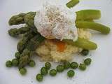 Oeuf poche, asperges vertes, petits pois & polenta cremeuse