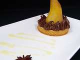 Poire epicee, sable aux amandes & sa ganache noire, coulis d'ananas