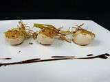 Saint jacques au sesame, poireau frit & vinaigrette au chocolat