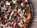 Pizza sans lactose au boeuf épicé, bacon et oignons caramélisés