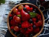 Salade de fruits rouges à la menthe et au sirop de cassis