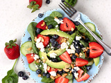 Salade gourmande aux baies, noix de cajou et chèvre