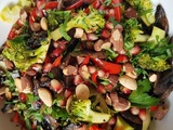 Salade de brocolis, champignons, poivrons rouges et amandes torréfiées