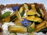 Tarte au sarrasin, courgettes fondantes, crème de chèvre frais et basilic, pignons grillés